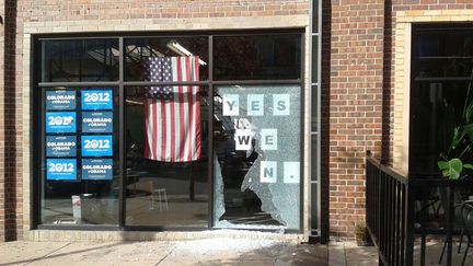 J-24 #TEAMOBAMA La vitrine du QG de campagne de Barack Obama &agrave; Denver (Colorado) a &eacute;t&eacute; la cible d'un coup de feu, sans toutefois faire de bless&eacute;, le 13 octobre 2012. (AP / SIPA)