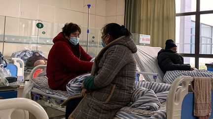 Des patients atteints du Covid-19 sont allités dans un hôpital de Fengyang, en Chine, le 5 janvier 2023. (NOEL CELIS / AFP)