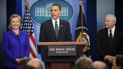 Le président Barack Obama commente la signature d'un nouveau traité Start, entouré d'Hillary Clinton et de Robert Gates (AFP PHOTO - Jewel SAMAD)