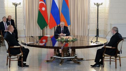 Les présidents azerbaïdjanais, russe et arméniens lors du sommet tripartite sur la situation au Haut-Karabagh, à Sotchi (Russie), le 31 octobre 2022. (MIKHAIL KLIMENTYEV / SPUTNIK)