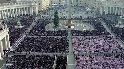 Les funérailles de Benoit XVI ont eu lieu jeudi 5 janvier. Le Pape François a présidé l'office devant des milliers de fidèles rassemblés Place Saint-Pierre, à Rome. (France 2)