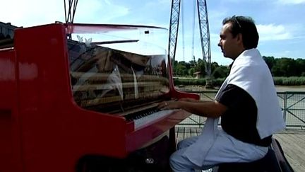 Frédéric La Verde et son piano rouge sur le pont transbordeur de Rochefort
 (France3 / Culturebox)