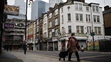 Dans les rues vides de Londres au Royaume-Uni, le 15 janvier 2021. (TOLGA AKMEN / AFP)