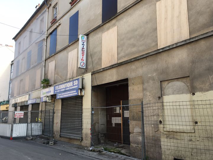 L'immeuble du 48, rue de la République, à Saint-Denis (Seine-Saint-Denis), le 26 octobre. (ELISE LAMBERT/FRANCEINFO)