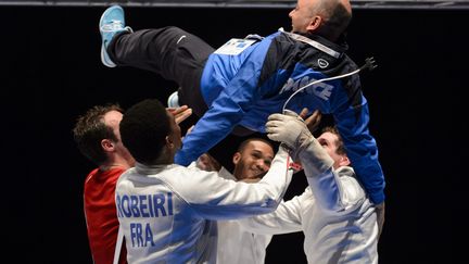 L'entraîneur français Huges Obry, célébré par ses épéistes Robeiri, Grumier, Jerent, et Gustin, sacrés champions d'Europe par équipe en juin dernier.  (LAURENT GILLIERON / MAXPPP)