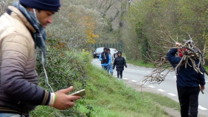 &nbsp; (Des migrants, en groupe, se rendent à Calais ©Radio France/Eric Damaggio)