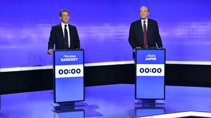 Nicolas Sarkozy et Alain Juppé lors du troisième débat pour la primaire de la droite et du centre le 17 novembre. (CHRISTOPHE ARCHAMBAULT / POOL)