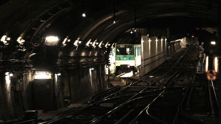 Un métro de la ligne 12 à Paris, (photo d'illustration du 15 février 2010). (JACQUES DEMARTHON / AFP)