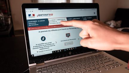 Les lycéens doivent compléter leur dossier sur la plateforme Parcoursup avant le 2 avril 2020. (LILIAN CAZABET / HANS LUCAS / AFP)