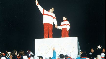 Michel Platini, dernier porteur de la flamme olympique lors des JO d'Albertville en 199,2 avec François-Cyrille Grange, frère du skieur Jean-Baptiste, âgé de 9 ans à l'époque (BOCCON-GIBOD/SIPA / SIPA)