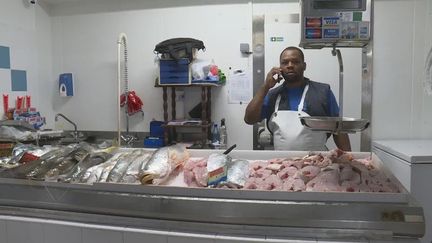 En Guyane, le problème du pillage de la ressource par les navires étrangers et donc celui de la surpêche (du fait de la pêche illégale), font que le poisson pourrait devenir plus cher faute de marins pêcheurs.  (GUYANE LA 1ERE)