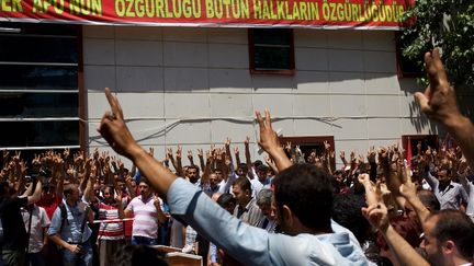 Des manifestants &agrave; Suru&ccedil; (Turquie), sur les lieux de l'attentat-suicide, le 21 juillet 2015.&nbsp; (YONGXIN CHI / CITIZENSIDE.COM / AFP)