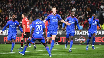 La joie lyonnaise après le but de Jake O'Brien, le 12 novembre 2023 à Rennes. (SEBASTIEN SALOM-GOMIS / AFP)