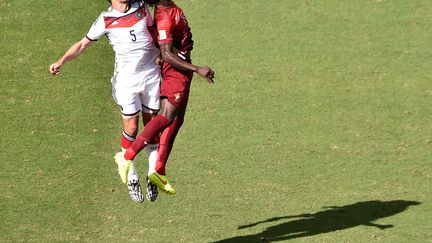 Le d&eacute;fenseur allemand Mats Hummels (G) et le Portugais Eder lors du match Allemagne-Portugal &agrave; Salvador, le 16 juin 2014. (DIMITAR DILKOFF / AFP)