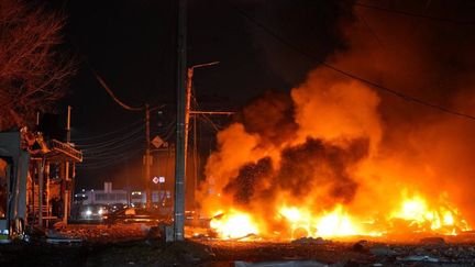 Une voiture en flammes après une frappe russe à Zaporijjia, en Ukraine, le 6 décembre 2024, sur une image diffusée par le gouverneur local. (GOUVERNEUR DE L'OBLAST DE ZAPORIJJIA)