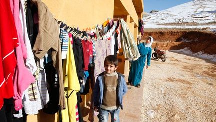 Le 5 mars 2012, refuge temporaire dans le village montagneux d’Arsal.

Fuyant l’attaque de l’armée syrienne sur la ville de Koussaïr, une centaine de familles y sont arrivées début mars. Si 2 000 personnes ont fui Koussaïr, seules quelques familles ont réussi à contourner les barrages dressés par les forces gouvernementales.

Alors qu’Arsal ne se trouve qu’à 10 km de la frontière, les fugitifs ont dû marcher dans le froid 40 km car la route était coupée par la neige. (REUTERS / Mohamed Azakir )