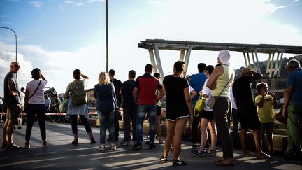 Les abords du pont Morandi, à Gênes, le 14 août. (PIERO CRUCIATTI / AFP)