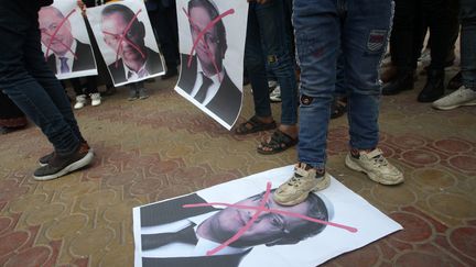 Des portraits d'Itamar Ben Gvir barrés et foulés par des manifestants palestiniens à Gaza le 4 janvier 2023, au lendemain de la visite du ministre de la Sécurité intérieure sur l'esplanade des mosquées à Jérusalem (ISMAEL MOHAMAD / MAXPPP)