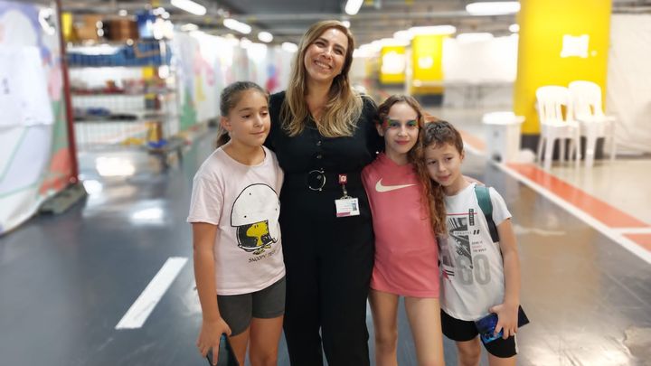 Meirav Ganot, chargée du bien être au travail à l'hôpital Rambam de Haïfa, en Israël, entourée d'enfants du personnel. (ERIC AUDRA / RADIO FRANCE)