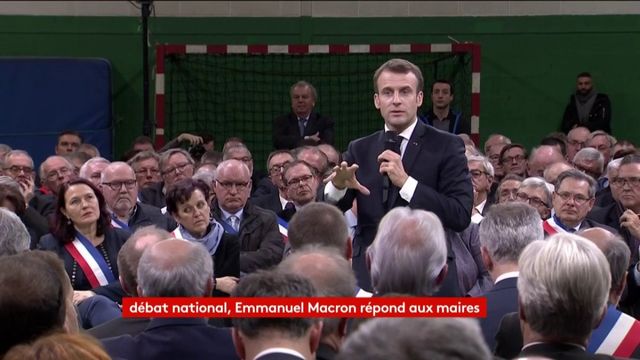 Grand débat national : Emmanuel Macron évoque la baisse du nombre de "fonctionnaires de guichets"