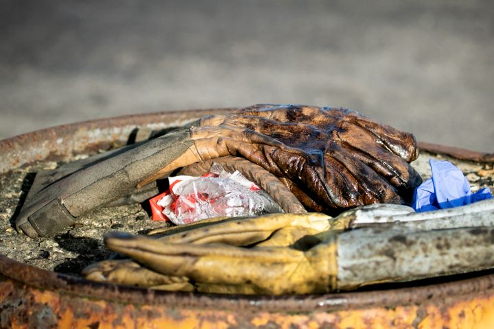 Des gants souillés à proximité de l'usine Lubrizol de Rouen, le 27 septembre 2019. (LOU BENOIST / AFP)