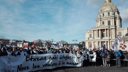 Manifestation pour le rapprochement des prisonniers basques, devant le Dôme des Invalides à Paris, le 9 décembre 2017. (Oihana Larzabal / Radio France)