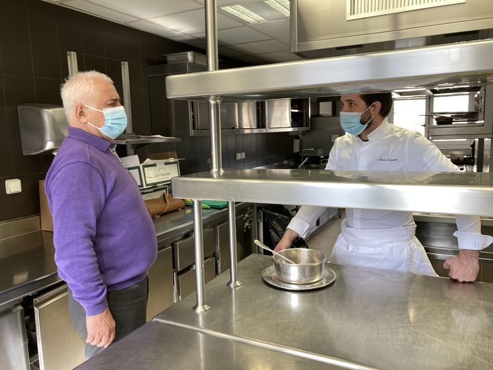 Guy Savoy dans ses cuisines avec le chef Alexis Voisenet, co-auteur de "Soupes de printemps", éditions Herscher, mars 2021 (Laurence Houot / franceinfo Culture)