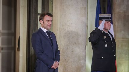 Emmanuel Macron sur le perron de l'Elysée le 7 décembre 2023. (LUC NOBOUT / MAXPPP)