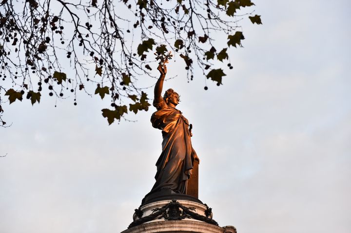 La statue de Marianne, sur la place de la République, à Paris, le 22 novembre 2015.&nbsp; (LOIC VENANCE / AFP)