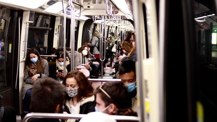 Des Parisiens dans le métro (illustration). (AURÉLIEN ACCART / RAFIOFRANCE)