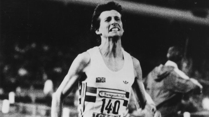 Le coureur de fond Sebastian Coe bat le record du monde du mile, lors du meeting de Zurich (Suisse), le 21 ao&ucirc;t 1981.&nbsp; (CENTRAL PRESS / GETTY IMAGES)