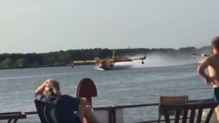 Un Canadair a heurté une péniche sur le port de&nbsp;Vallabrègues, dans le Gard, dimanche 27 août. (ISABELLE BLACHE / YOUTUBE)