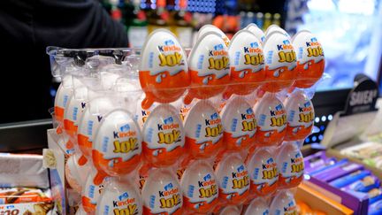 14 avril 2022. Des oeufs Kinder dans un supermarché à Bruxelles, en Belgique. Le scandale couvait depuis des mois, mais il n'a éclaté qu'à quelques jours de Pâques.&nbsp;150&nbsp;cas de salmonellose ont été détectés dans neuf pays européens, dont la France.&nbsp; (THIERRY MONASSE / GETTY IMAGES EUROPE / GETTY IMAGES)