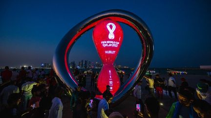 Un compte à rebours géant avant la Coupe du monde&nbsp;au Qatar, à Doha, le 14 novembre 2022. (ANDREJ ISAKOVIC / AFP)