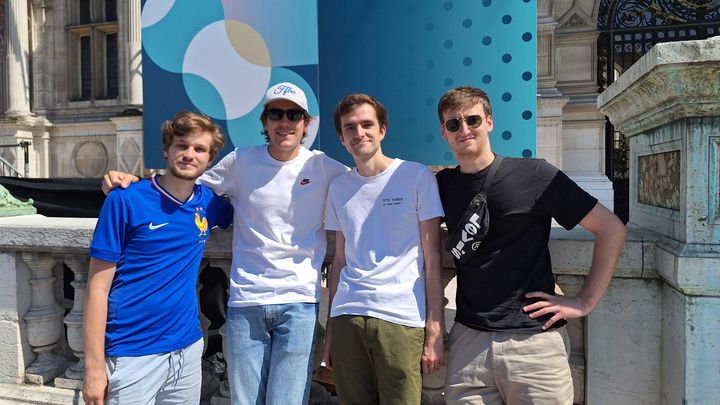 Charles, Pierre, Benoît et Clément suivent les Jeux à la fan zone de l'Hôtel de Ville de Paris, le 6 août 2024. (PIERRE GODON / FRANCEINFO)