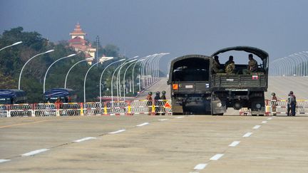 Des soldats bloquant une route allant au parlement birman, à Naypyidaw, après le coup d'Etat du 1er février 2021 (STR / AFP)