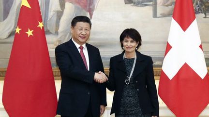 Xi JInping et Doris Leuthard, la présidente de la Confédératioin helvétique, le 15 janvier 2017 à Berne. (Peter Klaunzer/AFP)