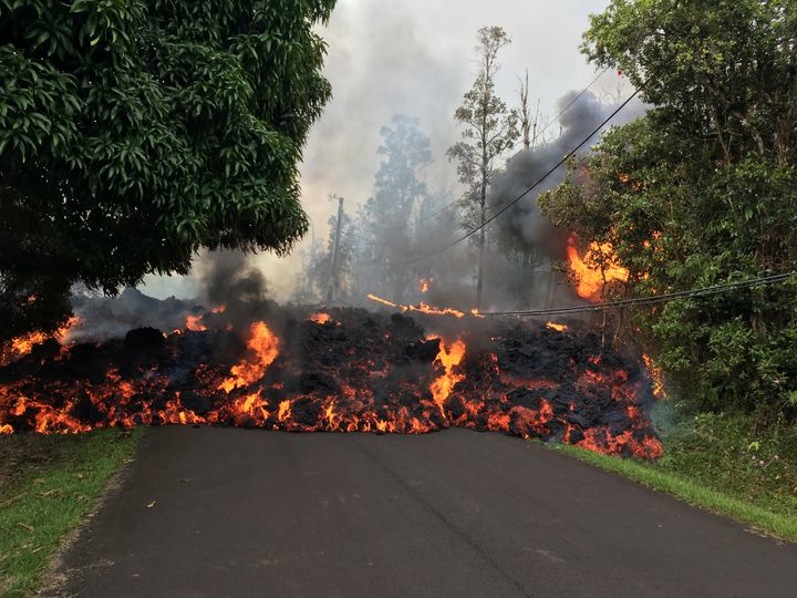 Une coulée de lave ravage une rue de Leilani Estates, à Hawaï (Etats-Unis), le 6 mai 2018.&nbsp; (HANDOUT / REUTERS)