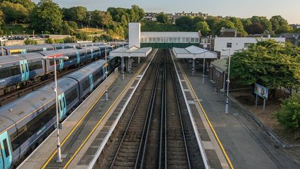 Une vue de la gare de Dover Priory à Douvres&nbsp;(Royaume-Uni), le 27 juillet 2022, lors d'une grève. (STUART BROCK / ANADOLU AGENCY / AFP)