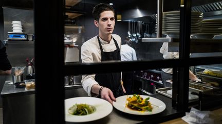 Le chef Adrien Zedda dans son restaurant Culina Hortus à Lyon, le 26 mars 2019. (JEFF PACHOUD / AFP)