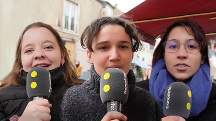 Maelann (23 ans), Aimée (21 ans), Ryan (23 ans), étudiantes en droit au Mans (MANON MELLA / FRANCEINFO)