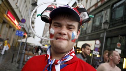 GROUPE A - REPUBLIQUE TCHEQUE - Le supporter tch&egrave;que est ing&eacute;nieux. Et assoiff&eacute;. (NATALIA DOBRYSZYCKA / AFP)