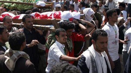 Funérailles des manifestants abattus le 20 septembre par les forces de sécurité du président yéménite Ali Abdallah Saleh (AFP PHOTO / MOHAMMED HUWAIS)