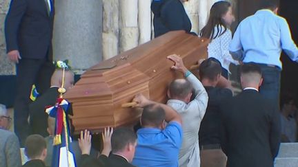 Les funérailles de Carène Mézino ont eu lieu dans la matinée du jeudi 1er juin, à la basilique Saint-Remi de Reims, dans la Marne. Cette infirmière avait été tuée au CHU de Reims le 22 mai. De nombreuses personnes étaient présentes pour lui dire adieu, dont des professionnels de santé. (France 3)