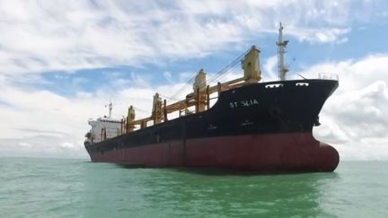 Au large de La Rochelle, le St Elias est bloqué en mer depuis une quinzaine de jours, son équipage est isolé à bord, le bateau est en trop mauvais état pour avancer. (FRANCE 3)