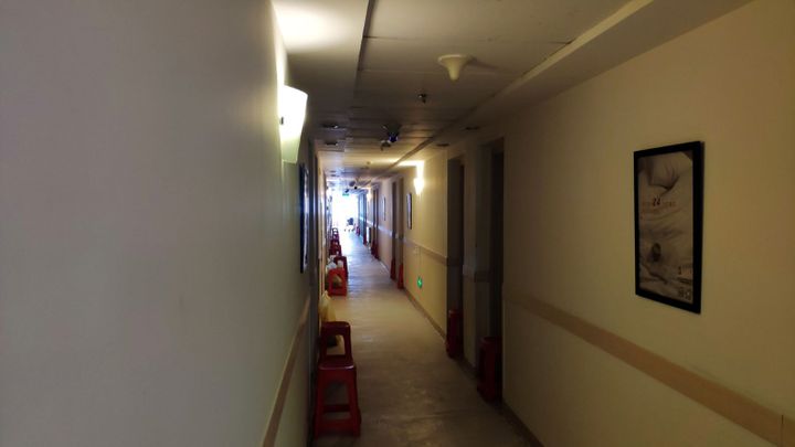 A deserted corridor of the hotel in Tianjin (China), November 13, 2021 (SEBASTIEN BERRIOT / RADIO FRANCE)