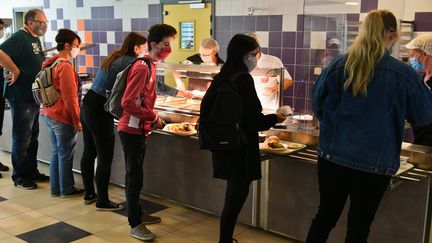 Des personnes choisissent leur repas dans un restaurant universitaire de Lille (Nord), le 7 septembre 2020. (MAXPPP)