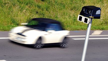 Un automobiliste passe devant un radar automatique, le 23 juin 2014 à Englos (Nord). (PHILIPPE HUGUEN / AFP)