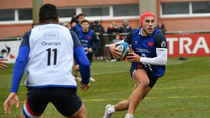 Gabin Villière lors d'un entraînement du XV de France, le 1er février à Capbreton (Landes). (GAIZKA IROZ / AFP)