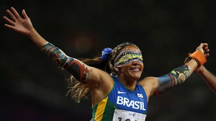 La Br&eacute;silienne Terezinha Guilhermina &agrave; l'arriv&eacute;e de la finale du 100 m T11 aux Jeux paralympiques de Londres (Royaume-Uni), le 5 septembre 2012. (SUZANNE PLUNKETT / REUTERS)